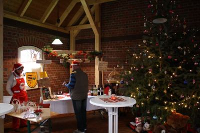 Nell'scher Weinstube
Mitglieder der SFG Nellschtz an der Nell'scher Weinstube - den Gsten war dieser Stand schon von den Festen anlsslich der 700-Jahrfeier von Nellschtz bekannt.
