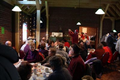 Blick in die Heimatscheune
Punkt 14.00 Uhr - zum Beginn des Weihnachtsmarktes - waren die "guten" Pltze in der beheizten Heimatscheune besetzt.
