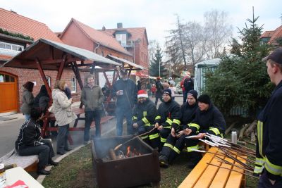 Knppelkuchen
Standesgem sorgte die Feuerwehr fr ein Feuerchen an dem Knppelkuchen gebacken werden konnte.
