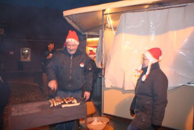 Fr das leibliche Wohl war gesorgt
Fr allerlei Gebruzzeltes, Geruchertes und Gebackenes sorgten die Vereine der Gemeinde.
