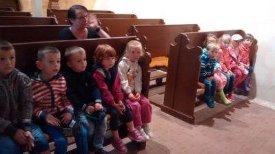 Kinder des "Zwergenhauses" in der Zorbauer Marienkirche
Kinder sitzen in den Kirchenbnken und lauschen den Ausfhrungen von Pfarrer Frieder Wisch. Fr Einige ist es der erste Besuch in der Kirche.
