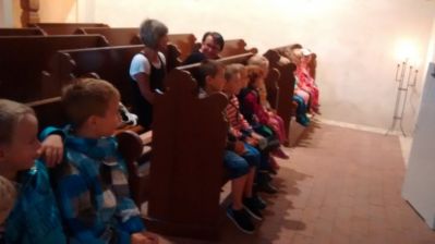 Kinder in der Zorbauer Marienkirche
Ein selten erreichter Altersdurchschnitt in der Zorbauer Marienkirche - auch selten: die ersten Bnke sind besetzt.

