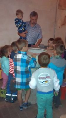 Kinder im den Taufstein in der Zorbauer Marienkirche
Die Bedeutung der Taufe wird erklrt.
