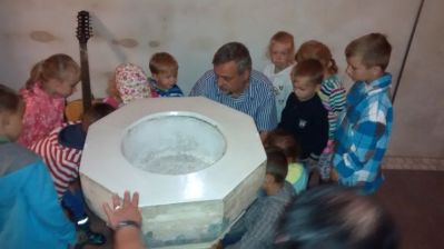 Der Taufstein in der Zorbauer Marienkirche
Pfarrer Frieder Wisch erklrt Kinder des Zorbauer "Zwergenhauses" die Bedeutung der Taufe.
