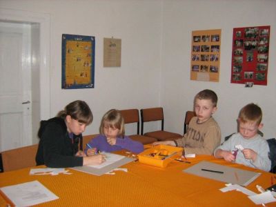 Vorbereitung Pfingsten
Kinder lernen bastelnd die Pfingstgeschichte
