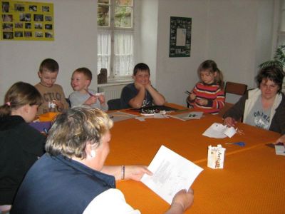 Vorbereitung Pfingsten
Kinder lernen bastelnd die Pfingstgeschichte
