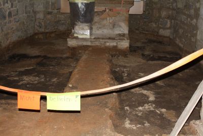 Romanischer Fuboden
Wahrscheinlich hatte die Marienkirche in der Romanik einen glatten Estrichfuboden.

