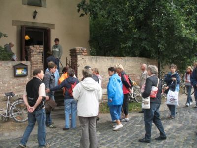 vor_der_kirche_nellschuetz.jpg