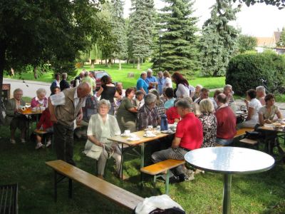 Kaffeetrinken vor der Kirche
Nach der Veranstaltung gab es noch ausreichend Gelegenheit sich bei Kaffee und Kuchen auszutauschen.
