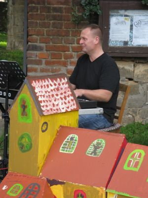 Live Musik zum Kaffeekrnzchen
Zur Gemtlichkeit trug auch die gute Musik bei. Zu sehen ist Ralph Postleb hinter dem von Kindern gebastelten Modell der Marienkirche.
