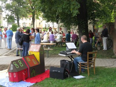 Beisammensein vor der Marienkirche
Noch eine ganze Zeit verweilten die Besucher des Tages des Offenen Denkmals vor der Zorbauer Marienkirche.
