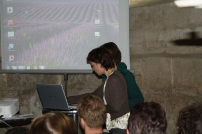 Vorbereitung der Technik
Studentin Corinna Scherf und Architektin Lydia Winkler bei der Vorbereitung der Technik fr ihre Vortrge.
