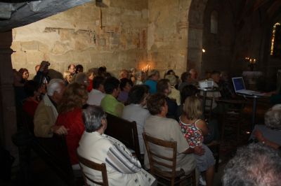 Die Gste verfolgen den Vortrag
Mucksmuschenstill verfolgen die zahlreichen Besucher den Ausfhrungen ber ihre Marienkirche.
