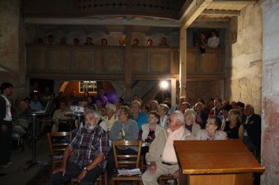 Die Kirche war bis auf den letzten Platz gefllt
Etwa 100 Besucher fanden in unserer kleinen Kirche Platz. Nicht zu sehen sind hier die Besucher auf der zweiten Empore, die nach der Sanierung auch wieder voll genutzt werden kann.
