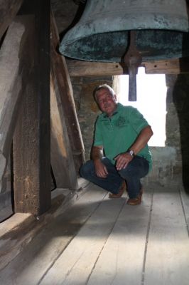 Die Glocke der Marienkirche
Ein Besucher begutachtet die Glocke aus dem 13. Jahrhundert.

