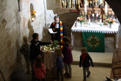 Der Taufstein wird geschmckt
Die Kinder der Kinderkirche schmcken den Taufstein mit Blumen.
