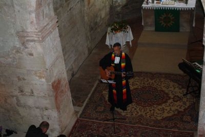 Pfarrer Frieder Wisch spielt Gitarre
